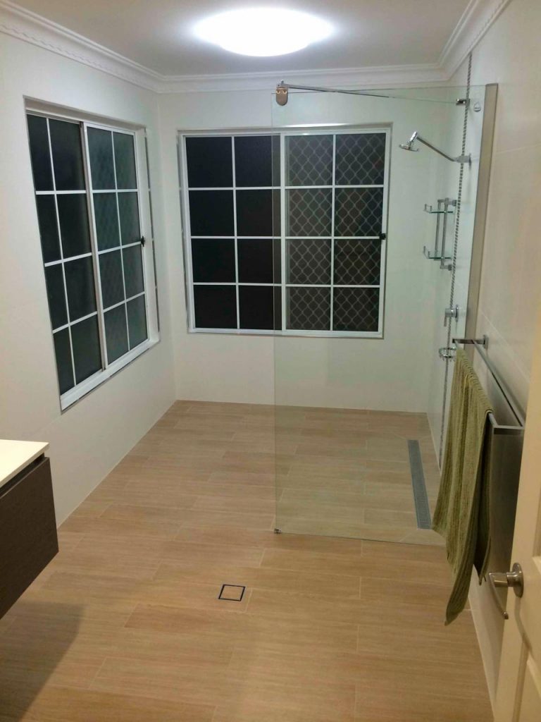 Tiled bathroom with wood-look floor tiles